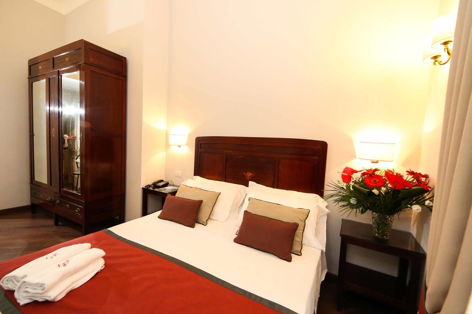 Palazzo Riario Sforza Hotel Наполи Екстериор снимка